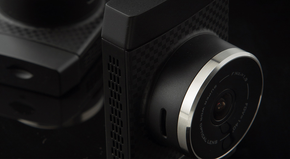 имеет 6 стеклянных линз